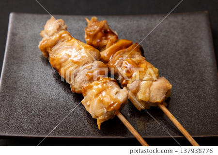 美味的烤雞肉串大腿肉 137938776