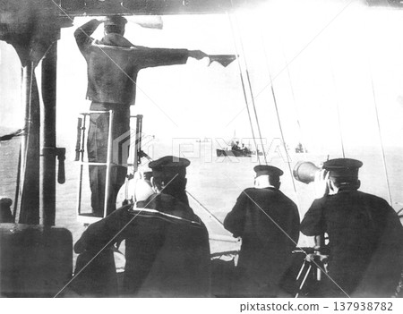 1937 年 12 月,第二次中日戰爭期間的老照片:日本海軍發出旗幟訊號。 1937 年 12 月,第二次中日戰爭期間的老照片:日本海軍發出旗幟訊號。 137938782