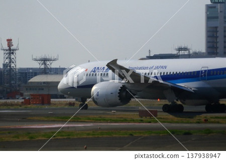 一架客機在降落前 一架客機在降落前 137938947