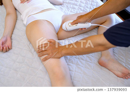 女性透過伴侶(男友、丈夫)使用家用除毛設備進行 VIO 除毛。 女性透過伴侶(男友、丈夫)使用家用除毛設備進行 VIO 除毛。 137939093