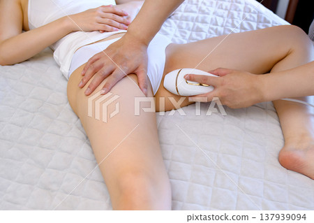 女性透過伴侶(男友、丈夫)使用家用除毛設備進行 VIO 除毛。 女性透過伴侶(男友、丈夫)使用家用除毛設備進行 VIO 除毛。 137939094