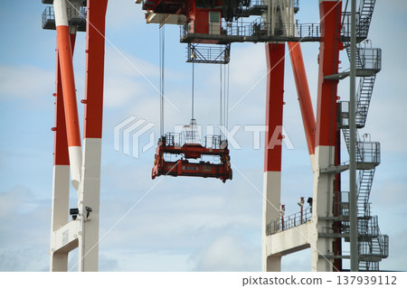 Gantry crane arm (spreader) 137939112