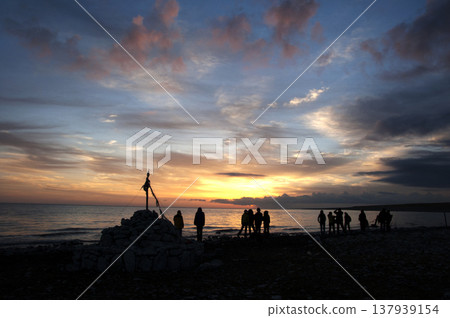青海湖岸邊,人們觀賞日落的剪影 青海湖岸邊,人們觀賞日落的剪影 137939154