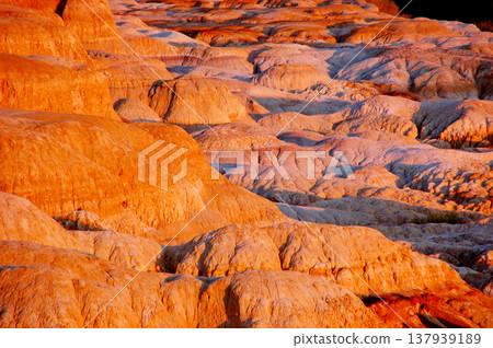 A close-up view capturing the Yardang topography of the Five-Colored Beach in Xinjiang. A close-up view capturing the Yardang topography of the Five-Colored Beach in Xinjiang. 137939189