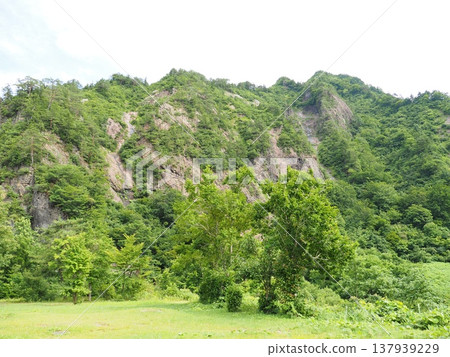 Mountain range as seen from Baikahiso [Oguni, Yamagata Prefecture] 137939229