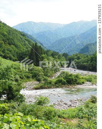The Iide Mountain Range as seen from Baikahiso Inn [Oguni, Yamagata Prefecture] 137939231