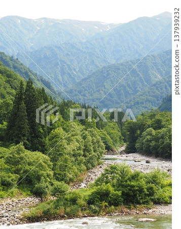 The Iide Mountain Range as seen from Baikahiso Inn [Oguni, Yamagata Prefecture] 137939232