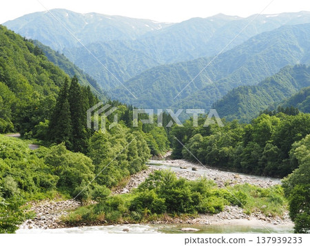 The Iide Mountain Range as seen from Baikahiso Inn [Oguni, Yamagata Prefecture] 137939233