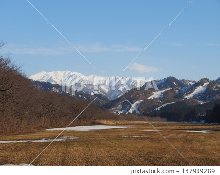 白雪皚皚的飯出山脈北部 [新潟縣台內市] 137939289