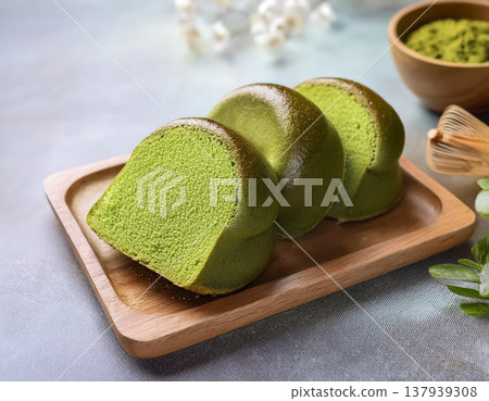 Slices of matcha bread | A bakery image with a Japanese feel 137939308