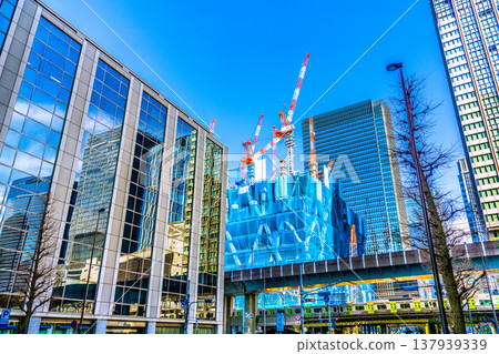 東京都市景觀新面貌。 《東京火炬報》：大手町的起重機。透過窗戶可以看到八重洲及其他地區的建築。 137939339