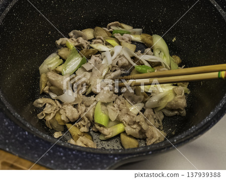 Stir-fried pork and sweet potatoes Stir-fried pork and sweet potatoes 137939388