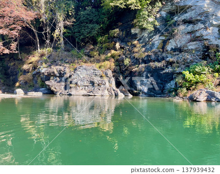 一條美麗的藍色河流,兩岸是嶙峋的岩石峭壁。 一條美麗的藍色河流,兩岸是嶙峋的岩石峭壁。 137939432