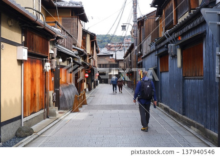 Scenes and streetscapes of the back streets of Gion, Kyoto. 137940546