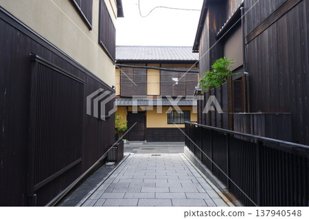 Scenes and streetscapes of the back streets of Gion, Kyoto. 137940548