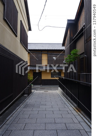 Scenes and streetscapes of the back streets of Gion, Kyoto. 137940549