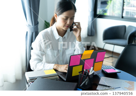 busy businesswoman Busy working on desk with sticky note busy businesswoman Busy working on desk with sticky note 137940556