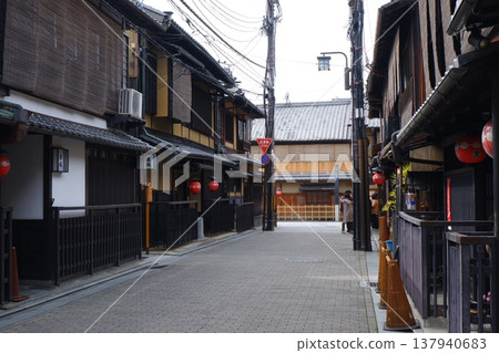 Scenes and streetscapes of the back streets of Gion, Kyoto. 137940683
