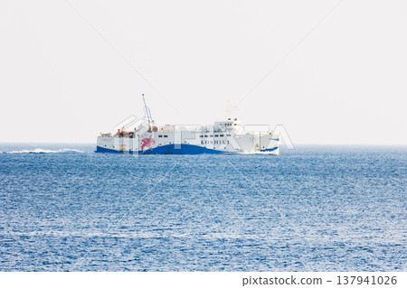 “連接鹿兒島縣小色島的渡輪‘結線小色’號船體。” 137941026
