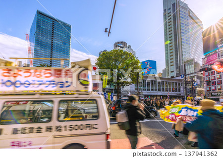 日本都市景觀：澀谷的各種市民運動…包括「反對核武」和「譴責以色列和美國的軍事侵略！」… 137941362