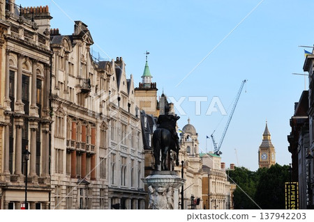 英國倫敦一條街道,街道兩旁林立著古老的建築,還有大笨鐘。 英國倫敦一條街道,街道兩旁林立著古老的建築,還有大笨鐘。 137942203