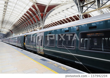一列火車正等待在英國倫敦帕丁頓車站出發。 137942204