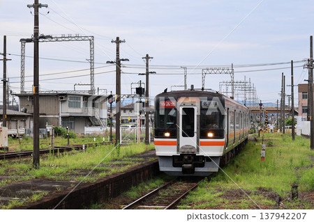 A train on the Kansai Main Line, connecting Ise-Shima and Nagoya, arriving at Matsusaka Station. 137942207