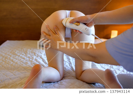 一位女士在伴侶(男友、丈夫)的幫助下進行 VIO 除毛;四肢著地;使用家用除毛設備;從男性的視角直接在她身後拍攝。 一位女士在伴侶(男友、丈夫)的幫助下進行 VIO 除毛;四肢著地;使用家用除毛設備;從男性的視角直接在她身後拍攝。 137943114