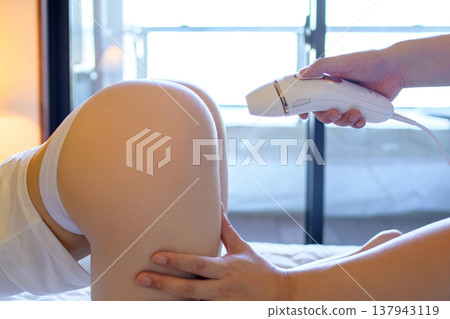 女性在伴侶（男友、丈夫）的幫助下進行 VIO 除毛；四肢著地；使用家用除毛設備；修剪。 137943119