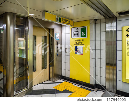 地鐵站內安裝的電梯和出口指示牌 137944003