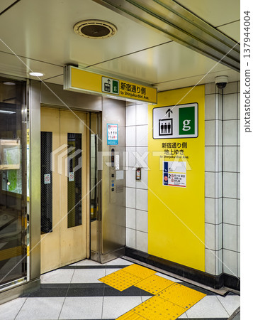 地鐵站內安裝的電梯和出口指示牌 137944004