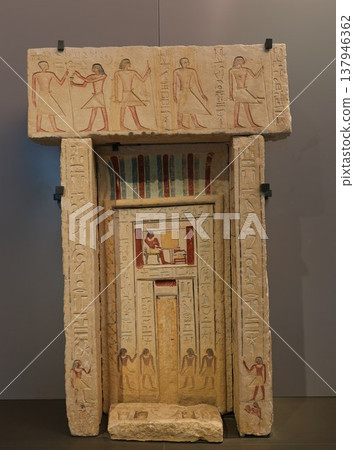 古埃及彩繪假門碑，飾有像形文字和人物圖案 137946362