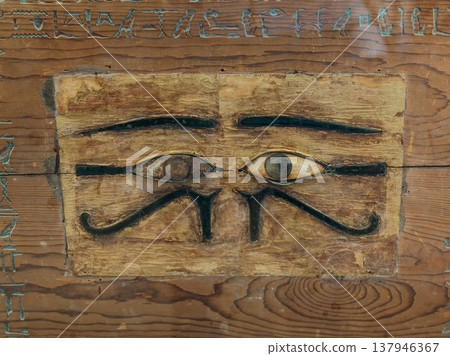 描繪荷魯斯之眼的古埃及木板 137946367