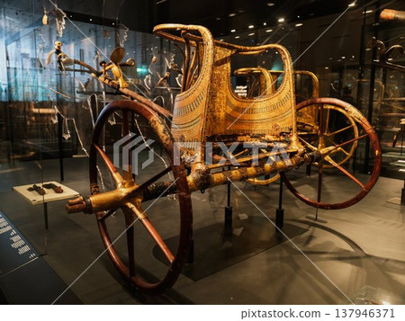 Tutankhamun's ceremonial chariot adorned with gold leaf 137946371