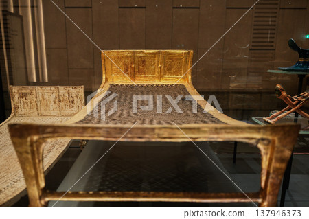 圖坦卡門陪葬品包含一張鍍金的古埃及床。 137946373