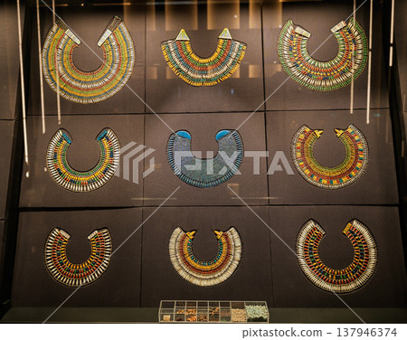 展出的是在圖坦卡門墓寶藏中發現的色彩鮮豔的寬項圈。 137946374