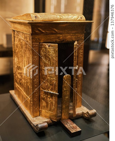 圖坦卡門墓中出土的寶物之一：一個鍍金的神龕狀器皿。 137946376