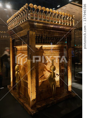 圖坦卡門的陪葬品：一座地牢建築，周圍環繞著成排的眼鏡蛇和守護雕像。 137946386