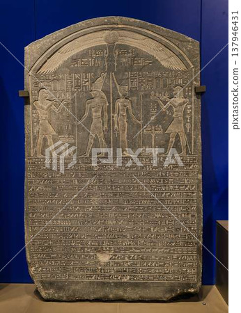 刻有像形文字的古埃及石碑和祭祀場景。 137946431