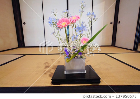 Ikebana flowers displayed in an old house in the Takehara townscape preservation district, and a view of a Japanese-style room. Ikebana flowers displayed in an old house in the Takehara townscape preservation district, and a view of a Japanese-style room. 137950575