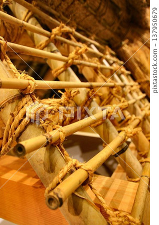 日本用於保護其獨特木結構的傳統技術之一，被稱為“傳統建築工藝”，是…【茅草屋頂】 137950679