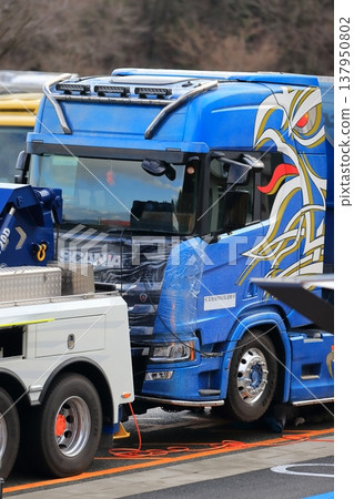 Large tow truck 137950802