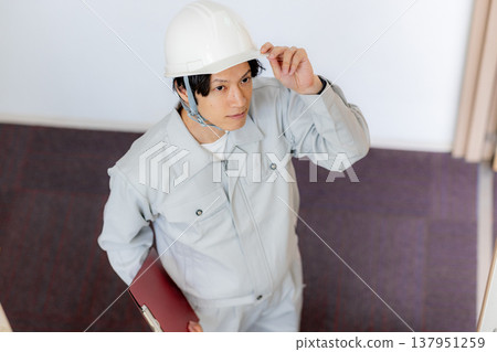 一個穿著工作服的商人 137951259
