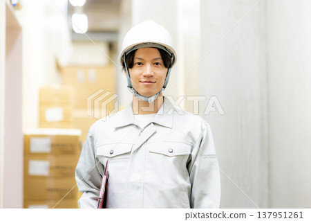 一個穿著工作服的商人 137951261