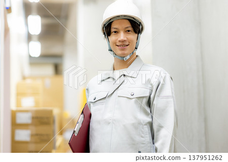 一個穿著工作服的商人 137951262