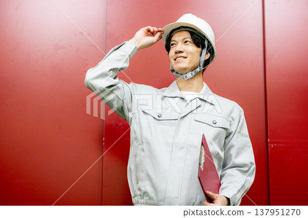 一個穿著工作服的商人 137951270
