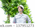 戶外，身穿工作服的男子 137951273