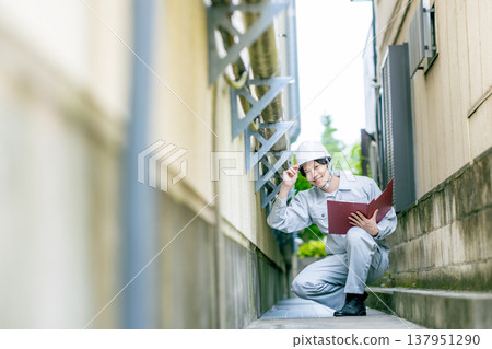 Workers working at a construction site 137951290