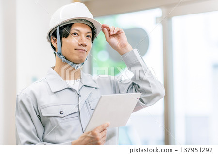 一個年輕人穿著工作服 137951292