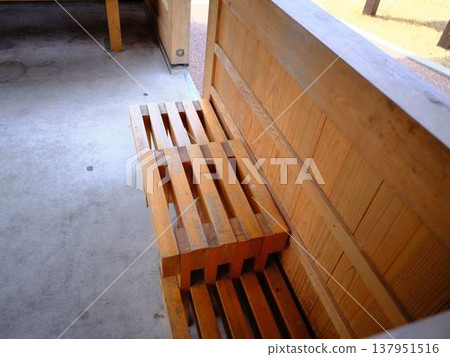 Park bench 137951516